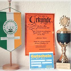Urkunde und Pokal des Landrates mit Gutschein und LSK Wimpel